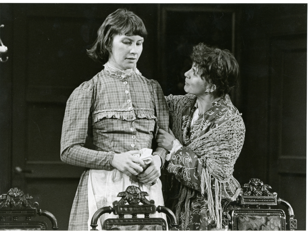 AHAA Teatteri 1977. Kuvassa Ulla-Maija Siikavire (Polja) ja Eila Halonen (Tatjana).