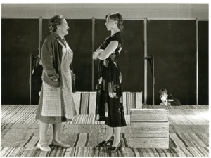 AHAA Teatteri 1979. Kuvassa Elvi Saarnio (Famu), Eila Halonen (Saara) ja Irma Junnilainen (Solveig)